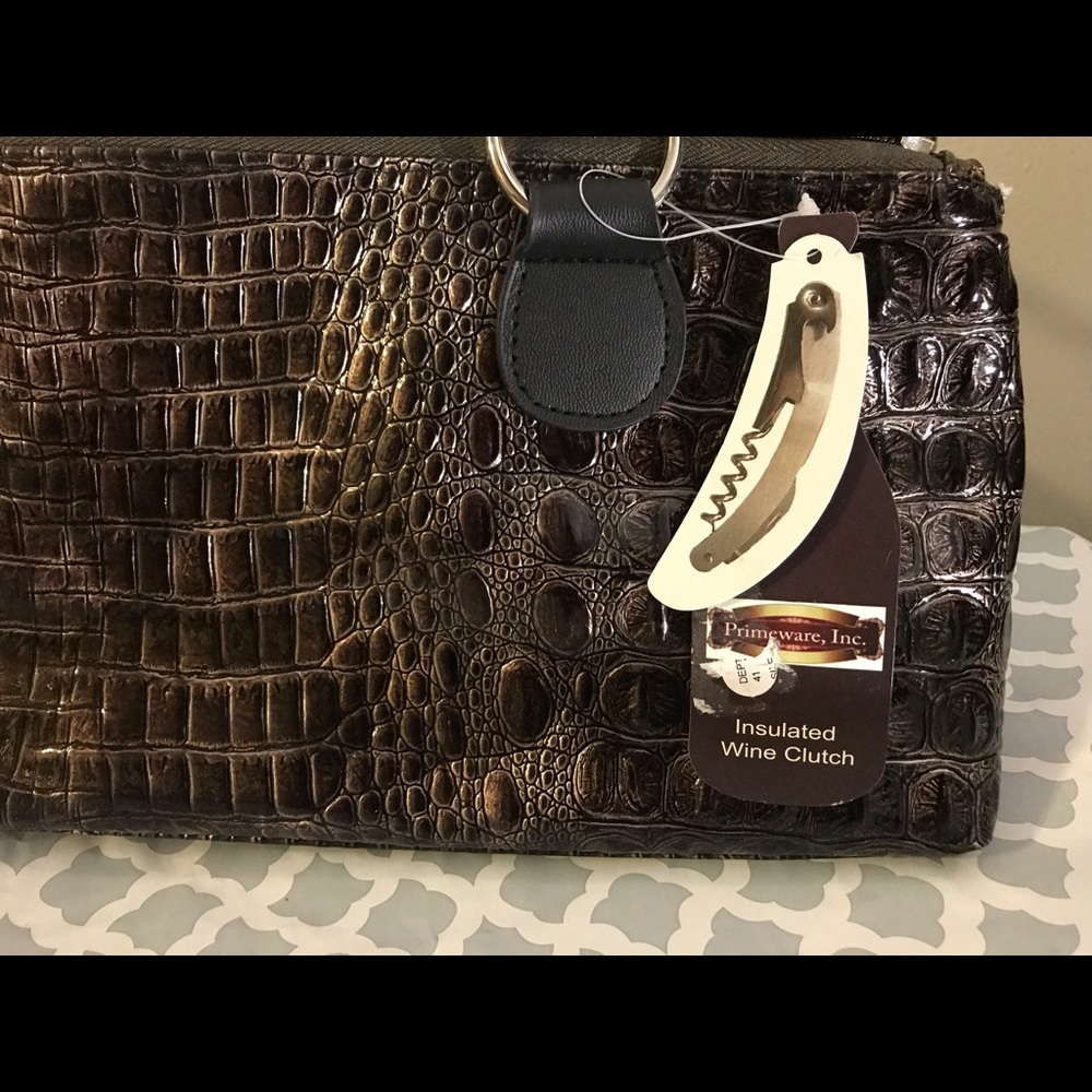 Insulated wine clutch